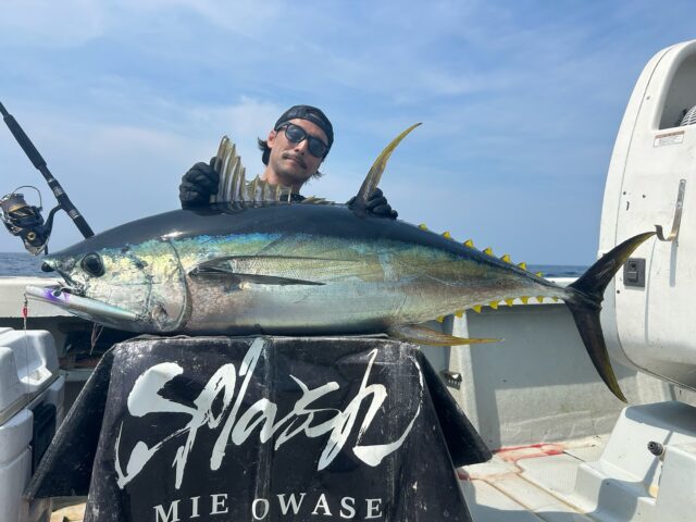 この数日三重県での大型キハダの回遊が確認されており多くの釣果報告をいただいております。

【ユーザー釣果報告】
[三重県/splash]にてアングラーの池内様がバズースリム200[ケイムラカラー]をご使用いただきキハダをキャッチ！
以下コメントをいただきました。

ボコボコのスナブラでも中々口を使わない状況でした。
なるべくシルエットを小さくかつPE8号でも飛距離を出したいのでバズースリム200を選択しました。
今まで釣ったマグロは全てバズーで信頼して使用できました。

今までのキャッチされたマグロ全てにシービーワン製品が関わることができ光栄です！池内様、日頃よりシービーワン製品をご愛用いただきありがとうございます。

#cbone