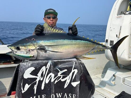 盛り上がりを見せている三重県沖のキハダキャスティング!
またもユーザー様より釣果報告をいただきました。

【ユーザー釣果報告】
[三重県/splash]にてアングラーの水野様がディクソン180をご使用いただきキハダをキャッチ！
以下コメントをいただきました。

太陽が上がる前から出港して、前日までボコボコだったエリアに到着しましたが、キハダが全く居ない状況でした。
前半の時間を使ってキハダを探しましたが、居なく後半やっと見つけてナブラ打ちするも口使わず。
ラスト１５分のコールを大地船長から告げられ、これで終わりだなと思いました。しかし最後の最後で、今日一のナブラと遭遇。ディクソン１８０をナブラに打ち込んだら喰いました。流石ディクソン１８０でした！助けられました。

現場状況はナブラも多い中、徐々にルアーへの反応が落ちており、難しいパターンに変化しているようです。
そんな攻略しがいのあるパターンで見事にキハダをキャッチされた水野様、おめでとうございました！

#cbone