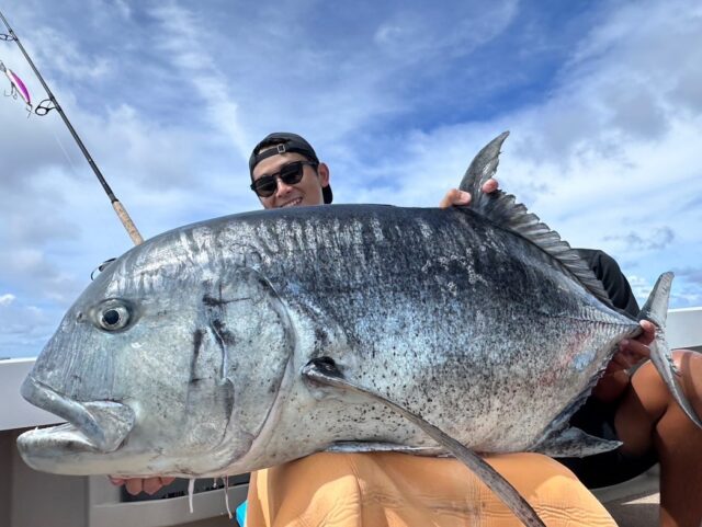 CBONEプロスタッフであり、現在ビッグディッパー2号艇にて船長をしているスタッフ鶴田よりお客様のGTキャッチ報告。

アングラーの多田様はレンタルされた[アンフィニティ86/14]をご使用いただき、自己記録の36キロとなるGTをキャッチされました！

[ユーザー釣果報告]
アンフィニティ86/14によるロングレングスが生み出すキャスト時の反発力と鋭いしなりを感じました。
長さはあるものの、ファイト中もロッド自体のリフト力に安心感を抱きながら魚と向き合うことができました。
自己記録更新36kgと素晴らしい魚と出会えて感謝の限りです。

アングラーの多田様、この度は現場にてレンタルタックルをご使用いただきありがとうございます。また、自己記録となるGTキャッチおめでとうございました！

#cbone