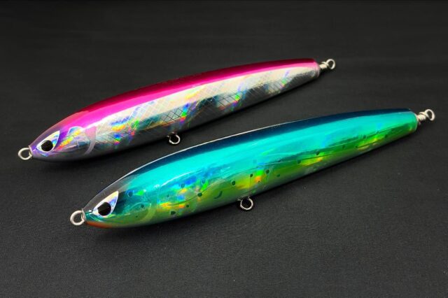 ウッドルアー「ルドルフ260(約185g)」「ルドルフ300(約238g)」が完成しました！

ルドルフは博多沖のビッグベイトパターンを攻略するために、柳田テスターが長期間にわたりテストを重ねて完成させた大型フローティングプラグです。細身で水抜けの良いフォルムが大型ボディ特有のアクションの緩慢化を軽減し、キレのあるタイトなウォブリングと力強い自走スライドでターゲットを魅了します。
 
またフックの重量レンジに幅広く対応しており、ヒラマサ狙いでは刺さりの良い軽量フック、大型マグロ狙いでは強靭な太軸フックと、ターゲットに応じて使い分けられる点も大きなアドバンテージです。そのシルエットから想像するとおり飛距離性能に優れ、ヘビーラインでのナブラ撃ち、特にモンスタシリーズとの相性は申し分ありません。
 
今回は視認性が高く強アピールの高輝度ピンク（260サイズ）と、ビッグベイトを象徴するシイラカラー（260/300サイズ）の2色で製作しました。
 
＜その他9月発売の製品＞
Xs  210g
F1  30/150g
QUICK ZERO1  80g
D3  145g
C1  300g

ご予約いただきましたショップ様へ向けて順次発送を進めております。
どうぞよろしくお願いいたします！

#cbone