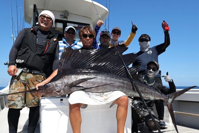 【ユーザー釣果報告】
CBONE製品をご愛用いただいている河内様より、VFR838SPCを使用してのバショウカジキの素晴らしい釣果報告をいただきました。「軽量ルアーでも飛距離が出せる点を気に入っています」とのご感想も添えていただきました。

同船の皆様とご一緒のお写真からは海上での感動や喜びがあふれ、拝見するこちらまで笑顔になります。

河内様、このたびは本当におめでとうございます。これからもVFR838SPCが、素晴らしい瞬間に寄り添えることを願っております！

#cbone