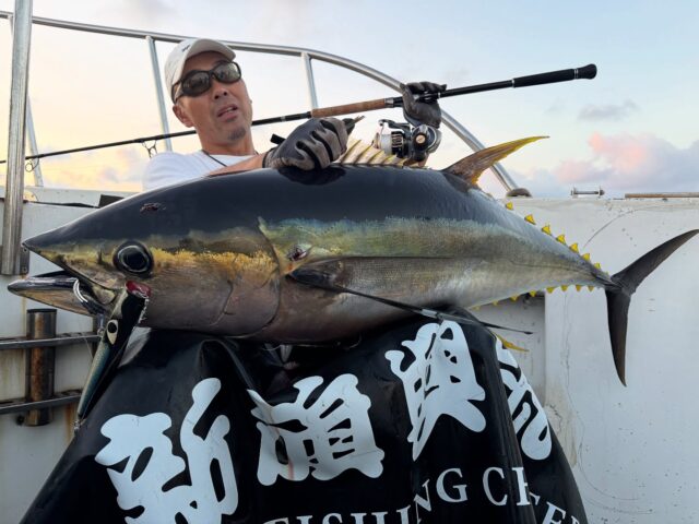台湾での初実釣
先日セミナーでお会いした現地取扱店スタッフの皆さんと共に、台湾にてキハダキャスティング釣行に行ってきました。
夜明け前からキャスティングを開始、明るくなり始めると同時に、高い活性でバイトが連発しました。

パヤオ周りの誘い出しを中心に、ジギングでも好反応が見られ、海全体の魚影の濃さを実感する釣行となりました。

台湾では近年、遊漁船でのキハダキャスティングによるレコード更新が続いており、現地アングラーの熱意、そしてフィールドとしてのポテンシャルを感じました。

日本国内で培ったキハダキャスティングの経験をもとに、現地環境や魚の反応をフィードバックしながら、これからの製品の改良や開発に繋げていく予定です。

現場で得られる情報こそが、ものづくりの基礎。
そんな中で現地でのサポートやパートナーの存在は欠かせません。
今回は@jacksun14 @seaonetackle_twを中心に 
@sam_shin_ptad  @top.lure の皆さんにご協力いただき、現場で釣りをすることができました。 
本当にありがとうございました。

First Field Expedition in Taiwan
I conducted my first fishing trip in Taiwan alongside local distributor staff I met at a recent seminar.
We started casting before dawn, and as daylight broke, we experienced a flurry of bites from highly active fish.

Focusing on enticing fish around the Payao, we also saw good responses with jigging, making this a test that truly highlighted the dense fish presence throughout the entire sea.

In recent years, Taiwan has seen a string of record-breaking yellowfin tuna catches via casting from charter boats, highlighting the passion of local anglers and the field's immense potential.

Building on our yellowfin casting experience cultivated in Japan,
we plan to incorporate feedback on local conditions and fish behavior
into future product improvements and development.

Information gained on-site is the foundation of manufacturing.
In this context, local support and partners are indispensable. 
This time, we were able to fish on-site thanks to the cooperation of everyone, primarily @jacksun14, @seaonetackle_tw ,along with @sam_shin_ptad,and @top.lure. 

Thank you very much.

#cbone