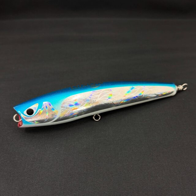 ディクソン200/約94gが完成しました！

ディクソンは、ポッパーとダイビングペンシルの中間的な性質を併せ持つ、泡を纏ったミノーライクなアクションで誘い出す、軽快で機敏なスイミングポッパーです。

抜群の泳ぎ出しと超低速域でのアクションを可能とし、優れた水噛み性能とオートマチックなアクションにより、操作はとてもイージーです。

今回はホログラムベースのブルー•グローベリーで製作しました。
 〈その他10月発売の製品〉
G2  80/110/130g
Xs  30/150g
C1セミロング  200g
SSR61/3 RIGID-B

ご予約頂きましたショップ様へこれらの製品の発送を開始しました。ぜひとも宜しくお願いいたします！

#cbone